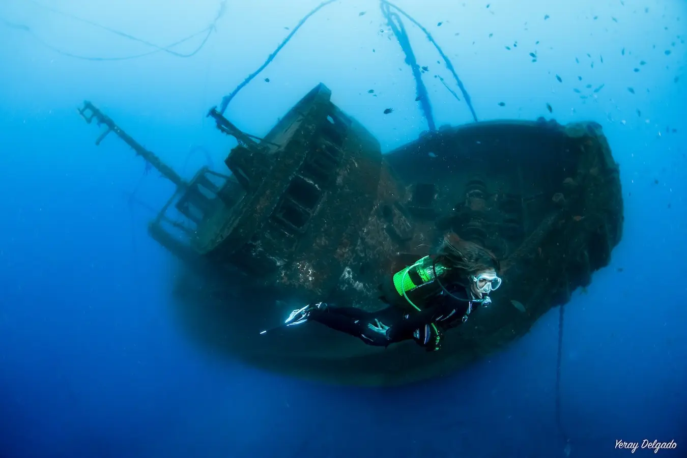 Buceador explorando el interior de un barco hundido (pecio) en una inmersión de buceo en Tenerife Sur