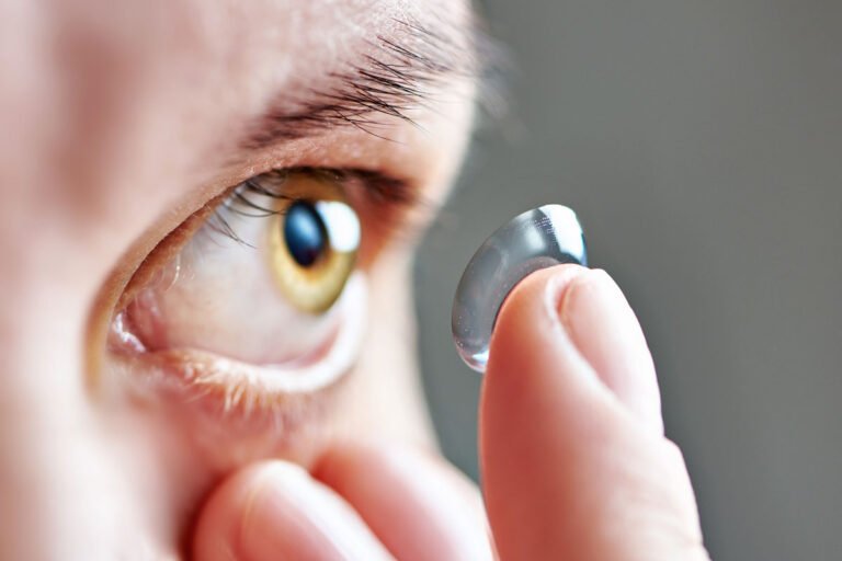 We explain how to dive with contact lenses