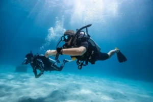 Buceador acompañado por un instructor durante un bautismo de buceo seguro