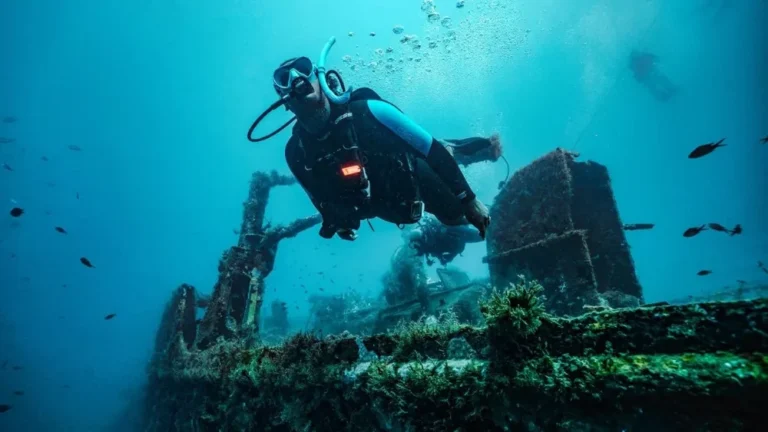 Buceador avanzado explorando un pecio durante una inmersión de formación