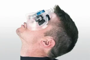 Persona con máscara de buceo preparándose para bucear con lentillas o máscara graduada