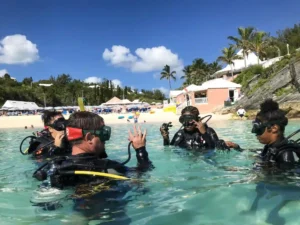 Instructor dando indicaciones a alumnos antes de una inmersión del curso Open Water Diver