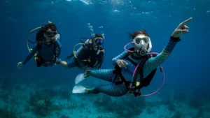 Persona principiante preparándose para un bautismo de buceo con instructor y equipo completo