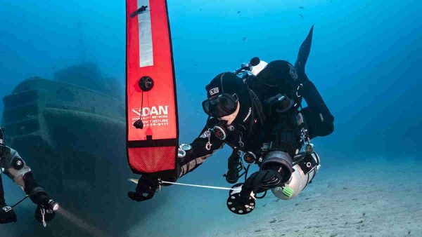 Descubre qué revisar sobre el seguro de buceo en España antes de reservar: cobertura, accidentes, cursos, bautismos, inmersiones y dudas frecuentes.