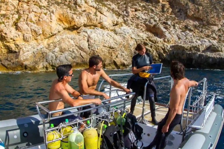 Instructor haciendo briefing a buceadores en instalaciones de buceo en Lanzarote