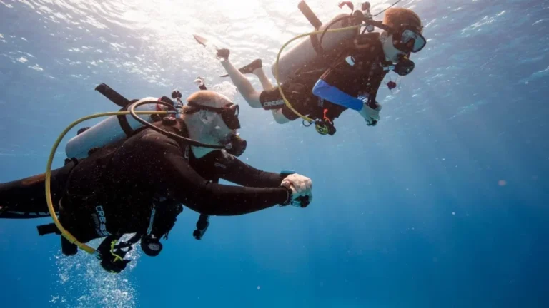 Buceador acompañado por un instructor durante una sesión del curso Open Water Diver