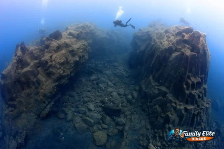 Buceador observando una una formación volcánica durante una inmersión en La Palma