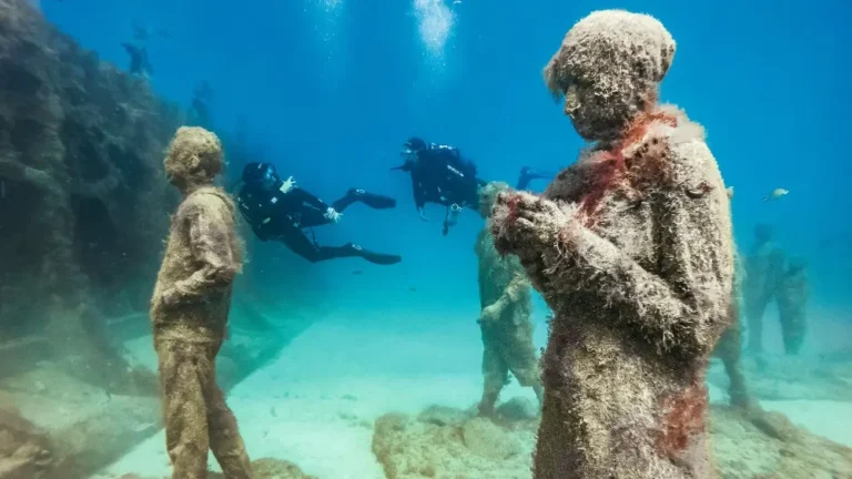 Buceadores en el Museo Atlántico tras obtener certificación de buceo en Lanzarote