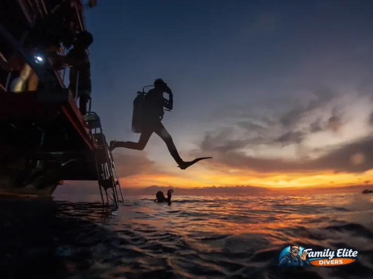 Buceadores saltando desde un barco para iniciar una inmersión en Lanzarote