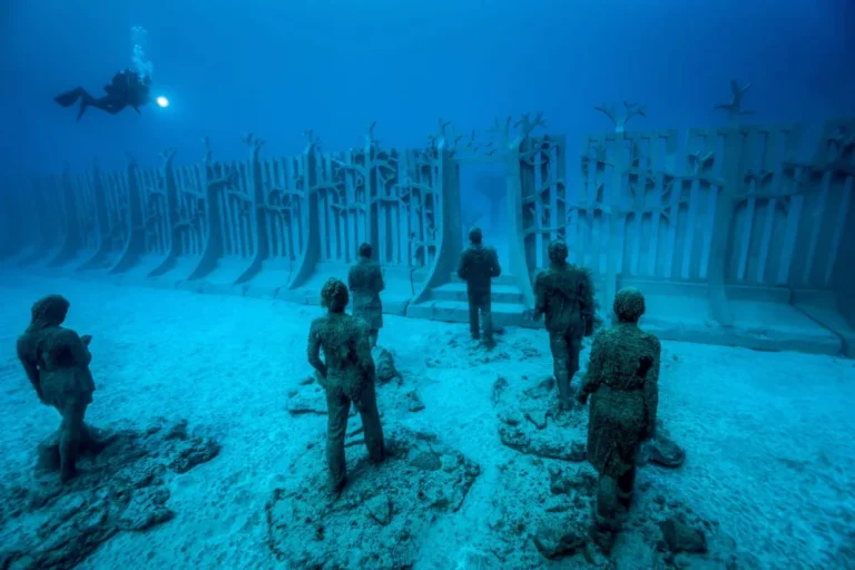 Buceador explorando una cueva durante una inmersión en Lanzarote