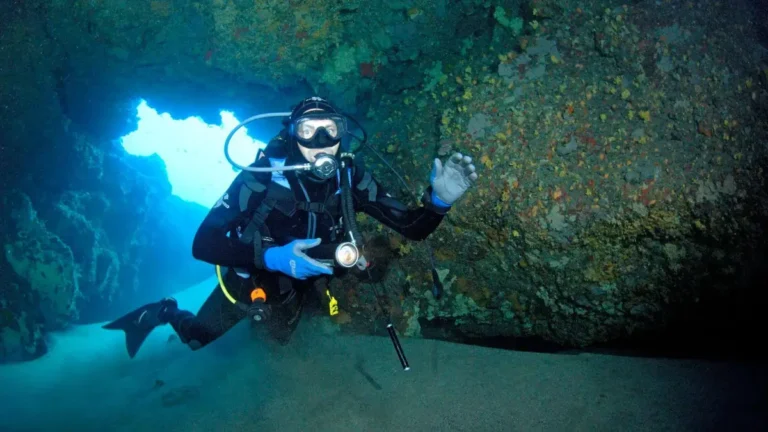 Buceador en el Museo Atlántico durante una inmersión en Lanzarote