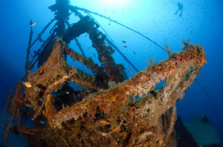Buceador explorando un pecio durante una inmersión en Puerto del Carmen, Lanzarote