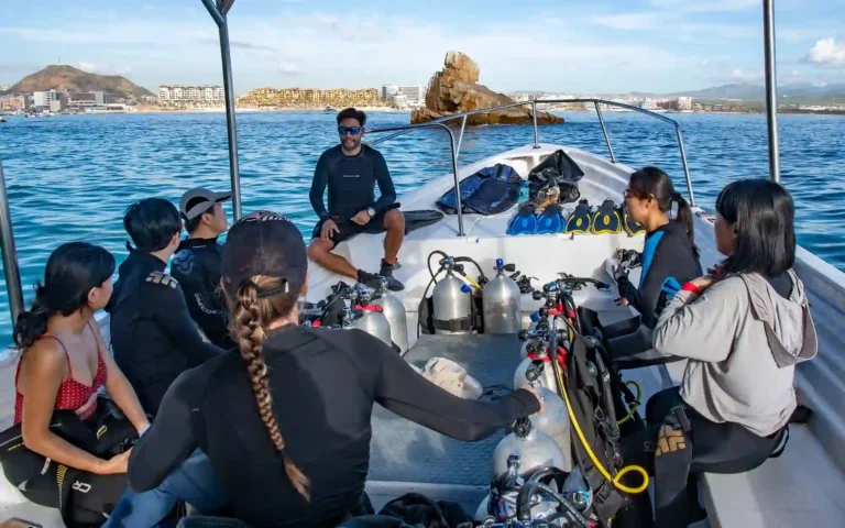 Grupo de buceadores recibiendo un briefing en lancha antes de entrar al agua