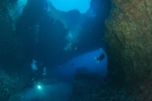 Buceadores explorando una zona volcánica durante una inmersión en La Palma