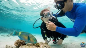 Instructor ayudando a un buceador inexperto durante una experiencia de buceo en La Palma