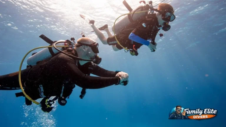 Instructor guiando a una buceadora principiante durante su primera inmersión en Lanzarote